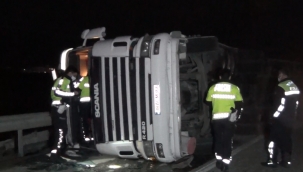 Devrilen tır, 43 ilin bağlantı noktasını tek şeride düşürdü