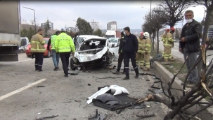 Kazada çarpışan araçlar parçalara ayrıldı