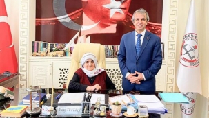 Oğlunun koltuğuna oturdu ama sözünü de söyledi