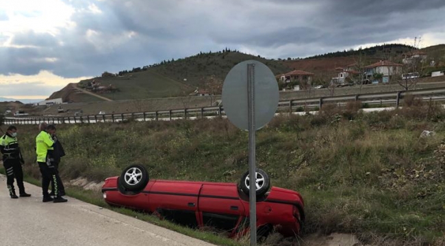 Su kanalına devrilen otomobil sürücüsü yaralandı