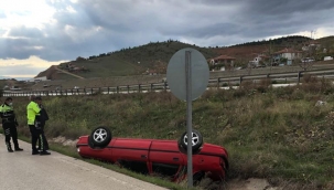 Su kanalına devrilen otomobil sürücüsü yaralandı