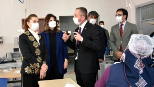 Vali Yunus Sezer'in eşi Canan Sezer maske atölyesini ziyaret etti