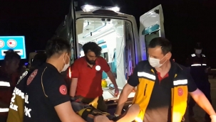 Direğe saplanan otomobildeki kişiler ölümden döndü