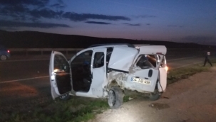 İki aracın çarpıştığı kazada sürücü ve yolcu yaralandı