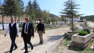 Kısıtlamada olan vatandaşların mezarlıkları temizleniyor