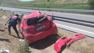 Su kanalına savrulan otomobildekiler ölümden döndü