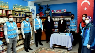 Yardımları kendi elleriyle ulaştırıyorlar