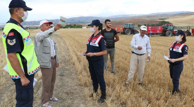 Jandarma dronla broşür dağıtarak anız yakmayın uyarısında bulundu