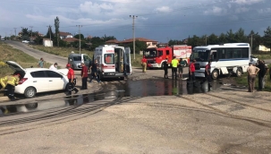 Otomobil ile dolmuş çarpıştı, yaralılar var