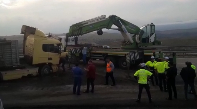 Tır kazası karayolunu saatlerce ulaşıma kapattı