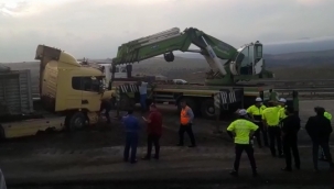 Tır kazası karayolunu saatlerce ulaşıma kapattı