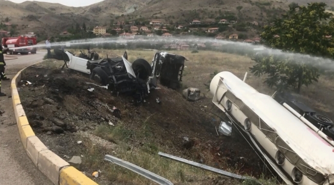 Akaryakıt yüklü tanker parçalara ayrıldı, yollar 3 saat kapandı