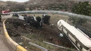 Akaryakıt yüklü tanker parçalara ayrıldı, yollar 3 saat kapandı