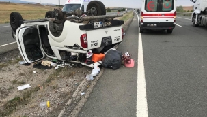 Devrilen araçtaki 4 kişi yaralandı