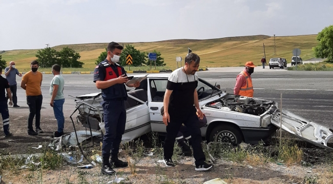 İki otomobilin çarpıştığı kazada 1 kişi öldü, 3 kişi de yaralandı