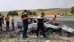 İki otomobilin çarpıştığı kazada 1 kişi öldü, 3 kişi de yaralandı