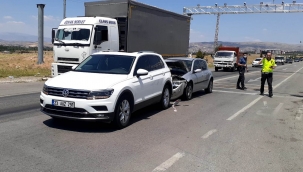 Kırımızı ışıkta çarpışan araçlardaki 7 kişi yaralandı