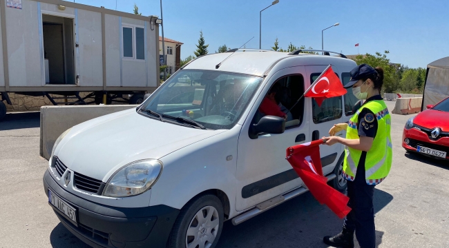 Mehmetçik sürücü ve yolculara bayrak dağıttı