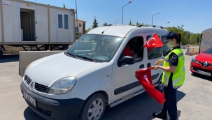 Mehmetçik sürücü ve yolculara bayrak dağıttı