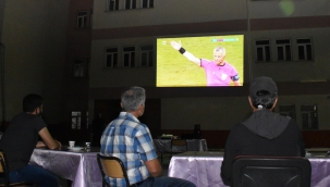 Okul bahçesinde Euro 2020 final maçı keyifle izlendi