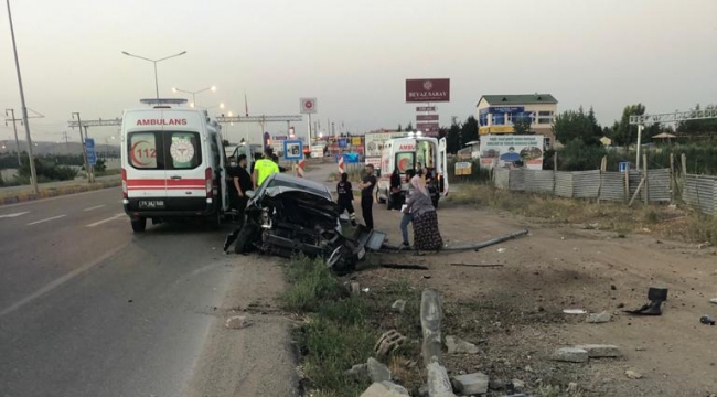 Sinyalizasyon direğine çarpan otomobildeki 4 kişi yalandı