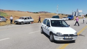 İki otomobil çarpıştı, kazada 3 kişi yaralandı