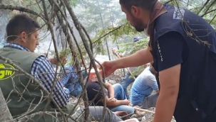 İzciler, sarp araziye rağmen yardımları ulaştırıyor