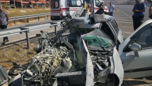 Otomobil demir bariyerlere saplandı 1ölü, 1 yaralı