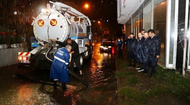 Samsun'da sağanak yağış etkili oldu, işyerlerini su bastı