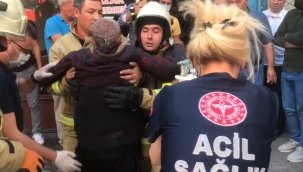 Dumanlar içinde kalan kişiyi sırtında taşıyarak kurtardı