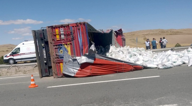 Gübre yüklü tırla otomobilin çarpıştığı kazada 1 kişi yaralandı