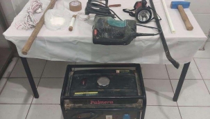 Jandarma gece karanlığında kazı yapan şüphelileri yakaladı