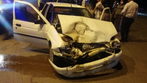 Kavşakta çarpışan araçlarda 2 kişi yaralandı