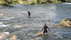 Kayalıkların üzerine çıkarak akıntıdan kurtuldu