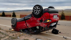 Kontrolden çıkarak savrulan otomobildeki 2 kişi yaralandı.
