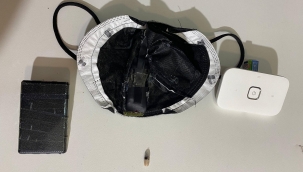 Maskesine yerleştirdiği kamera düzeneği ile kopya çekti