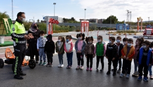 Minikler oynayarak trafik kurallarını öğrendi