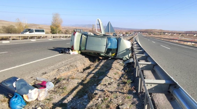 Bariyerlere çarparak devrilen otomobildeki 3 kişi yaralandı