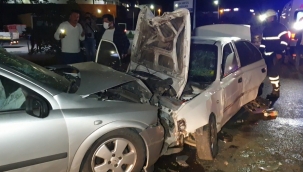 Karşı şeride geçen otomobil, kafa kafaya çarpıştı