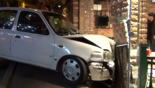 Kontrolden çıkan otomobil dönerciye daldı