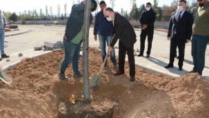 Millet Bahçesi'nin ilk fidanını Başkan Saygılı dikti