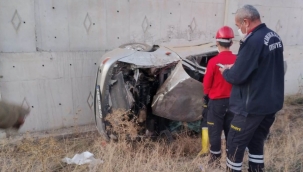 Savrularak devrilen araçtakiler ölümden döndü