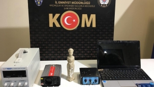 Durdurulan otomobilin motor bölümünde heykel ele geçirildi