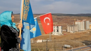 Kardeş iki ülkenin bayraklarını zirvede buluşturdular