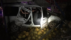 Kaza sonrası savrulan araç kavun tezgahına daldı