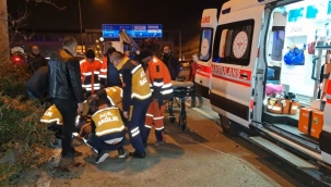 Gizli buzlanmada kayan otomobil, karayolları ekiplerine çarptı