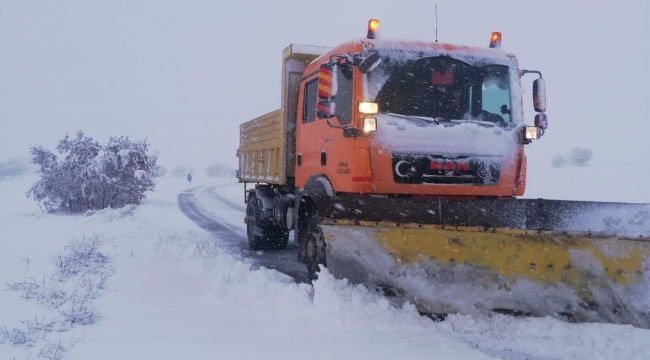 Karla kapanan yollar ulaşıma açıldı