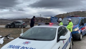 Kavşakta çarpışan iki otomobildeki 5 kişi yaralandı