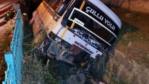 Kontrolden çıkan minibüs düştüğü derede sıkıştı