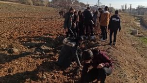 Öğrenciler tükettikleri meyvelerin tohumlarını toprakla buluşturdu